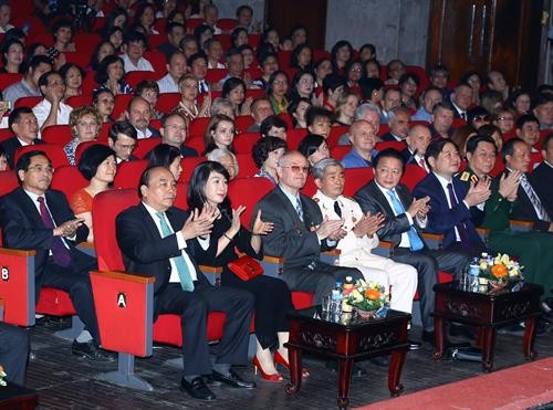 Thủ tướng Nguyễn Xuân Phúc dự Giao lưu nghệ thuật Kỷ niệm 100 năm Cách mạng Tháng Mười Nga