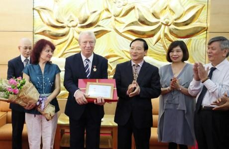 越南授予保加利亚驻越大使“致力于各民族和平与友谊”纪念章