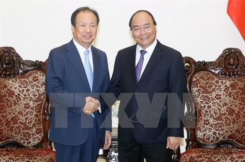 越南政府总理阮春福会见韩国三星电子公司首席执行官申宗钧