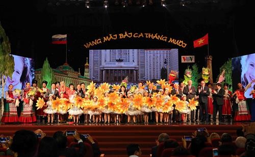 胡志明市举行系列活动 纪念俄罗斯十月革命100周年