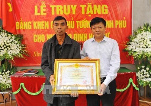 越南政府总理向越通社记者丁有余追授奖状