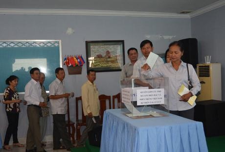 越裔柬埔寨人总会为国内灾民开展赈灾捐款活动