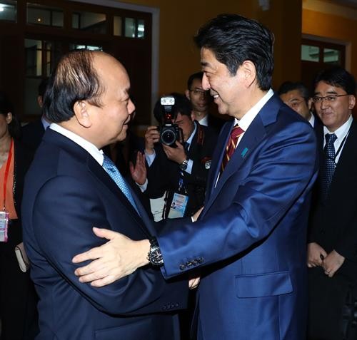 越南政府总理阮春福与日本首相安倍晋三举行会谈