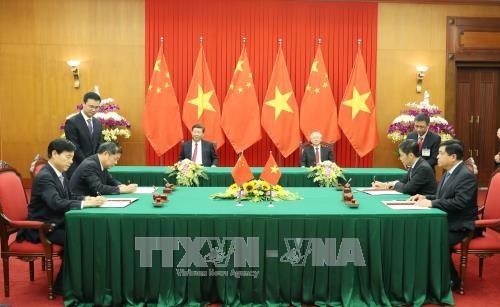 越南与中国签署和互相交换19项合作文件