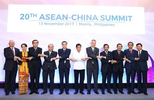 越南政府总理阮春福出席东盟与各对话伙伴领导人会议