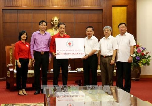 Trung ương Hội Chữ thập đỏ Việt Nam trao hỗ trợ nhân dân tỉnh Hòa Bình bị ảnh hưởng bởi mưa lũ