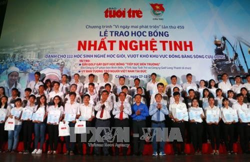 Trao 111 suất học bổng tặng học sinh trường nghề khu vực Đồng bằng sông Cửu Long