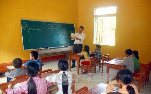 Thầy giáo Nguyễn Trọng Tài hơn 20 năm bám bản dạy chữ