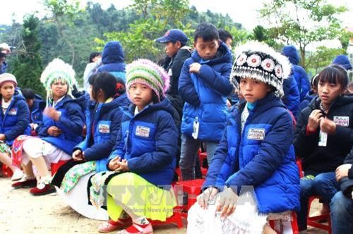 TTXVN mang hơi ấm đến với trẻ em nghèo Cao nguyên đá Đồng Văn