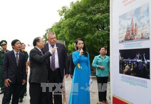 越南-俄罗斯浓厚友谊图片展在胡志明市开展