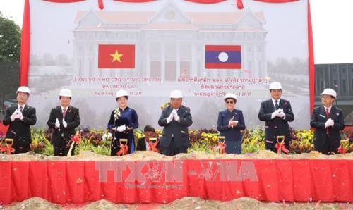 越南国会主席阮氏金银会见老挝国家主席本扬·沃拉吉