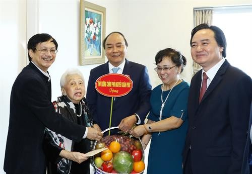 越南政府总理阮春福教师节走访慰问越南教师代表
