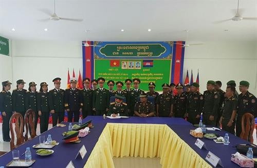 越南人民军青年军官代表团在柬埔寨进行交流