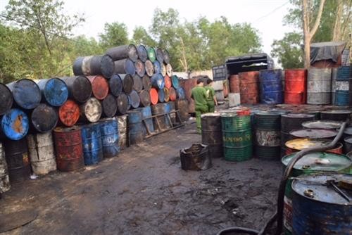 Bắt quả tang một cơ sở tái chế dầu nhớt xả thải trực tiếp ra môi trường ở Thành phố Hồ Chí Minh