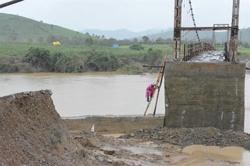 Đắk Lắk: Sập mố cầu treo Buôn Khóa làm gần 1.200 hộ dân bị cô lập