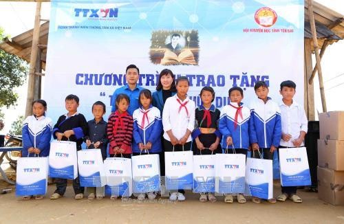 Trao "Tủ sách Đinh Hữu Dư" tặng học sinh vùng cao Yên Bái