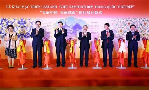 越通社与中国国务院新闻办公室在河内联合主办“美丽越南，美丽中国”图片展