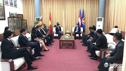 越南外交部庆祝柬埔寨王国国庆64周年