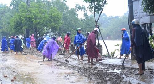 Nước lũ lên trở lại, nhiều tuyến đường ở thành phố Huế vẫn ngập