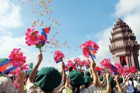 越南党和国家领导致电柬方领导庆祝柬埔寨国庆64周年