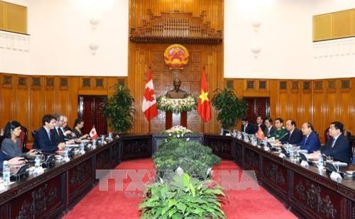 政府总理阮春福与加拿大总理特鲁多举行会谈