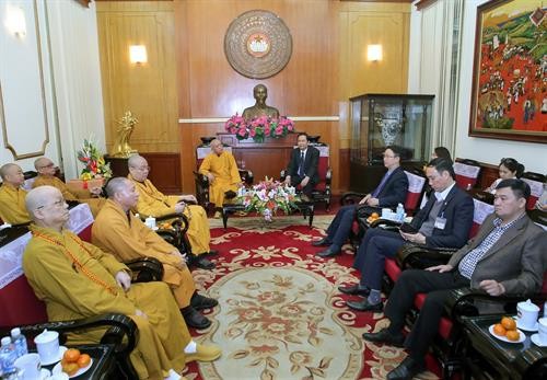越南祖国阵线中央委员会主席陈青敏会见越南佛教协会代表团