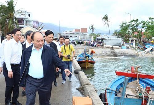 阮春福总理视察庆和省各地灾后恢复重建工作情况