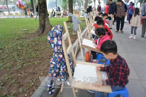 近400名儿童参加“儿童眼中的和平”画画比赛