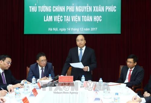 阮春福总理与越南数学研究院领导举行工作会议