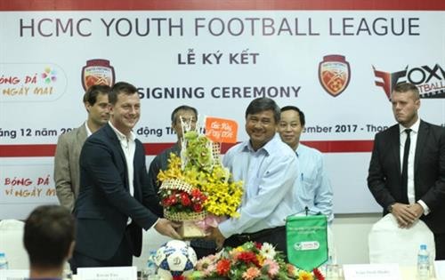 胡志明市足协与越南Fox Football学院签署合作协议