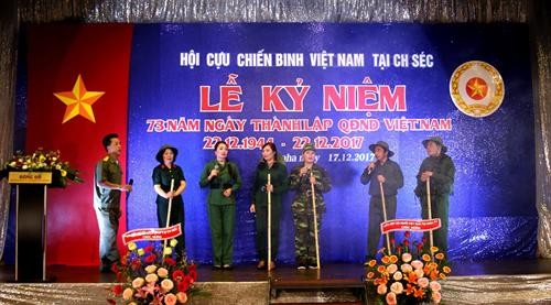 旅居捷克越南老兵庆祝越南人民军成立73周年