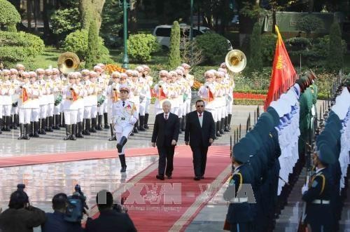 阮富仲举行仪式欢迎老挝人革党中央总书记、国家主席访越