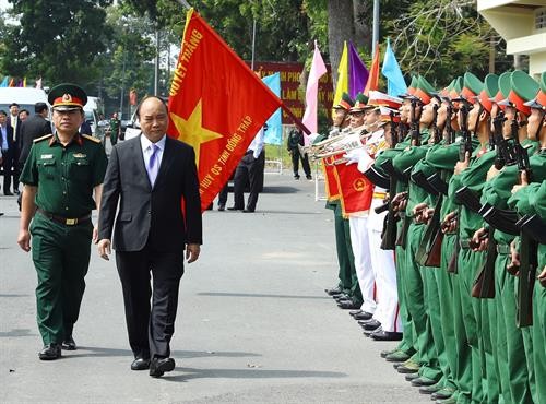 越南政府总理阮春福探访同塔省军事指挥部