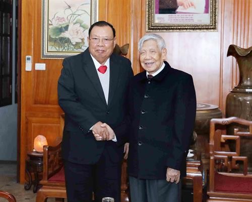 老挝领导拜访原越共中央总书记黎可漂和农德孟