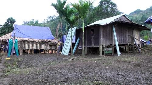 Khẩn trương giúp dân dựng lại nhà tại huyện miền núi cao Nam Trà My - Quảng Nam
