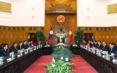 政府总理阮春福会见老挝人民革命党中央总书记本扬•沃拉吉