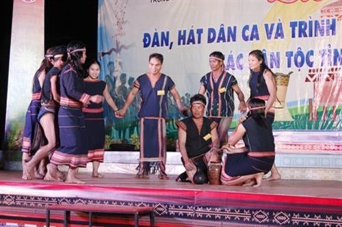 2017年昆嵩省各族民歌联欢会吸引200名民族艺术家参加