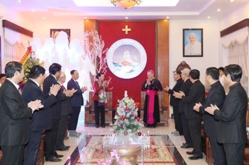 越南国会主席阮氏金银圣诞节前走访清化省教区