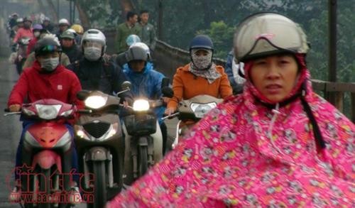越南北部寒潮袭击严重影响体力劳动者的日常生活