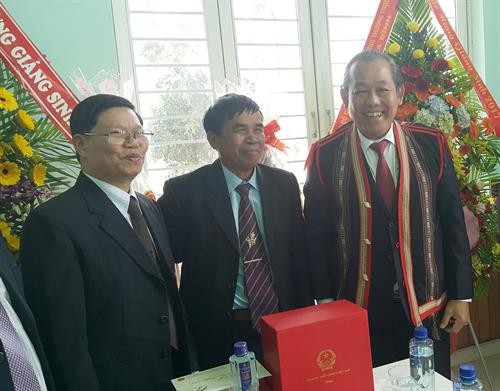 越南领导代表向信教群众致以圣诞祝福