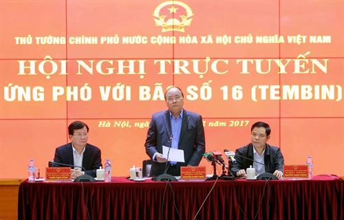阮春福总理主持视频会议 指导第16号台风“天秤”防御工作