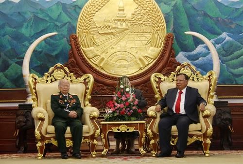 老挝领导人高度评价越南援老志愿军和军事专家的巨大贡献