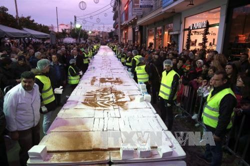 Hy Lạp đón Năm mới với chiếc bánh truyền thống khổng lồ