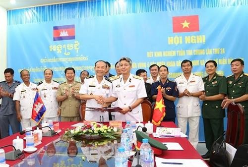 越柬第24次联合巡逻经验总结会议在坚江省举行
