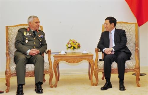 越南政府副总理兼外长范平明会见欧盟军事委员会主席科斯卡拉克斯