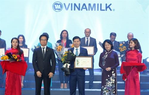 国家副主席邓氏玉盛出席2017年越南可持续发展企业百强名单公布仪式