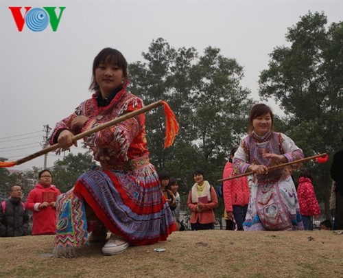 Người Mông yêu điệu múa sênh tiền