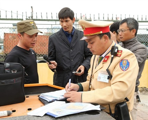 Công an Hà Nội ra quân xử lý xe khách vi phạm giao thông
