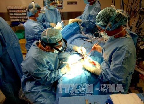 Phẫu thuật tái tạo xương hàm mặt từ xương mác dưới chân của bệnh nhân