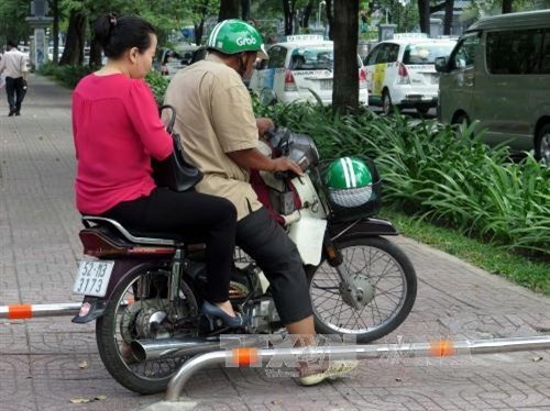Thành phố Hồ Chí Minh gắn barie để ngăn xe máy chạy lên vỉa hè gây tranh cãi